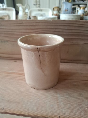 Antico barattolo per